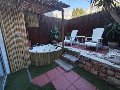 African Groove Camps Bay Bed and Breakfast in Camps Bay