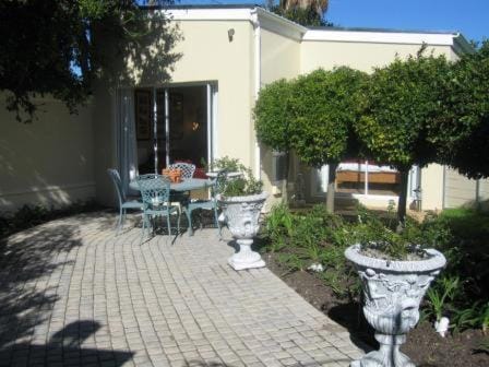 Navona Constantia Guest Cottage Bed and Breakfast in Cape Town