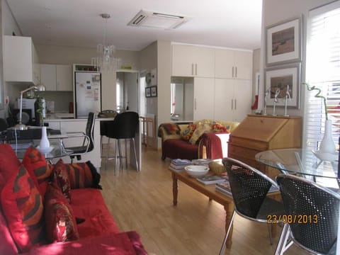 Navona Constantia Guest Cottage Bed and Breakfast in Cape Town