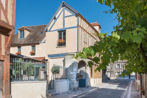 Hotel Aux Vieux Remparts, The Originals Relais (Relais du Silence) Hotel in Île-de-France