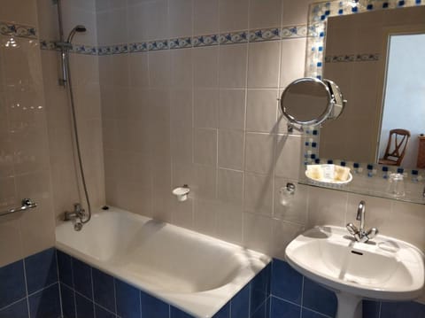 Logis Hotel Calisola Besançon - Soirée Etape Hotel in Besançon