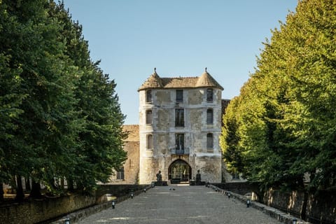 Chateau De Villiers-Le-Mahieu Hotel in Île-de-France