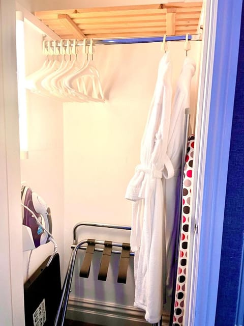 Glenville House - Adults Only - Incl FREE off-site health club with swimming pool, hot tub, sauna & steam room Bed and Breakfast in Windermere