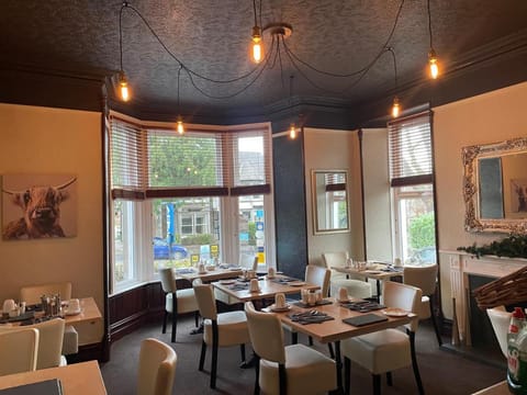 Glenville House - Adults Only - Incl FREE off-site health club with swimming pool, hot tub, sauna & steam room Bed and Breakfast in Windermere