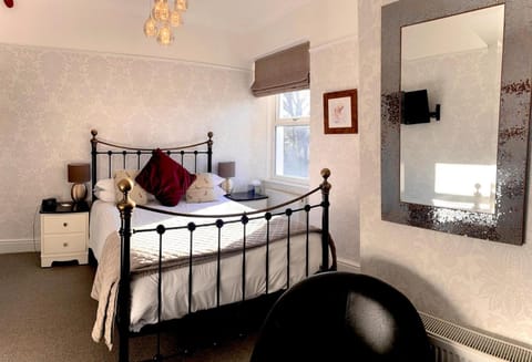 Glenville House - Adults Only - Incl FREE off-site health club with swimming pool, hot tub, sauna & steam room Bed and Breakfast in Windermere