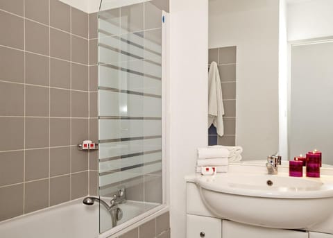 Séjours & Affaires Manosque Le Moulin Neuf Apartment hotel in Manosque