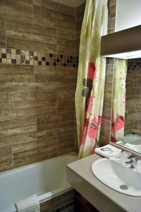 Kyriad Hotel - Restaurant Carentan Hotel in Normandy