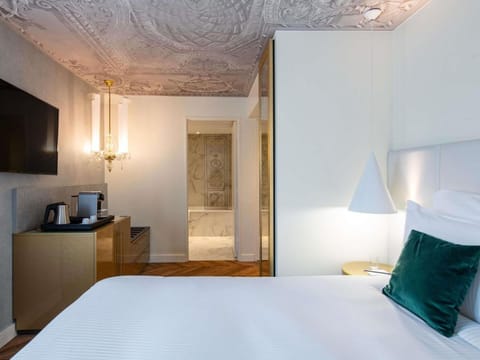 Le Louis Versailles Château Hotel-MGallery Hotel in Versailles