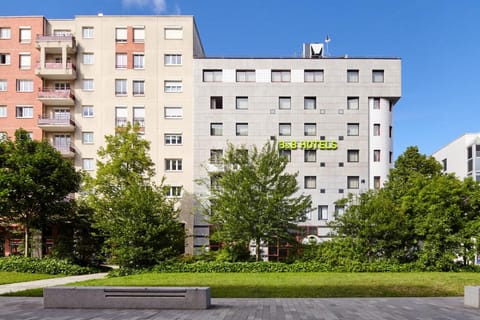 B&B HOTEL Saint-Quentin-en-Yvelines Centre Gare 4 étoiles Hotel in Montigny-le-Bretonneux