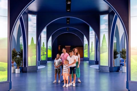 Grand Magic Hotel Hotel in Magny-le-Hongre