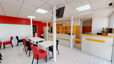 Kyriad Direct Poissy - Acheres Hotel in Poissy