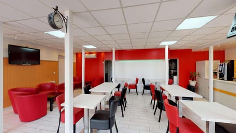Kyriad Direct Poissy - Acheres Hotel in Poissy