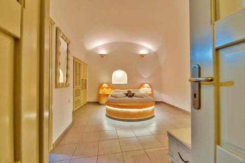 Chroma Suites Apartment in Oia