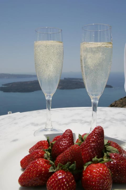 Tholos Resort Hotel in Imerovigli