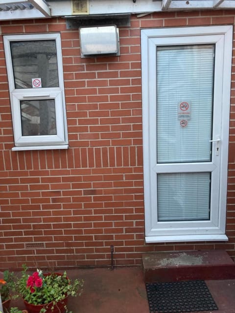 Harman Suites Self-Catering Apartments Free WIFI & Parking Apartment in Leeds