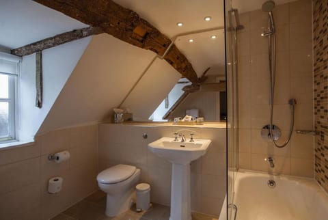 Macdonald Bear Hotel Hotel in West Oxfordshire District