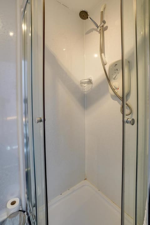 The County Hotel - Self Check-In, Ultra Fast WI-FI, Free Parking, Central Location Hotel in England