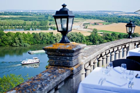 Domaine De La Corniche Hotel in Île-de-France