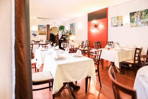 Logis Hôtel d'Angleterre Hotel in Centre-Val de Loire