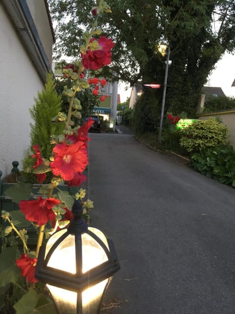 Aerotel Versailles Saint Cyr - L'étape du Silence Hotel in Versailles