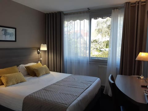 Aerotel Versailles Saint Cyr - L'étape du Silence Hotel in Versailles