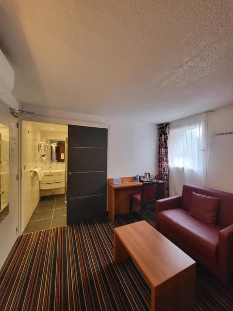 Kyriad Saint Quentin En Yvelines - Montigny Hotel in Montigny-le-Bretonneux