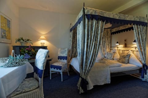 Burghaus & Villa Kronenburg Hotel in Vulkaneifel