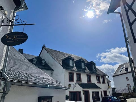 Burghaus & Villa Kronenburg Hotel in Vulkaneifel