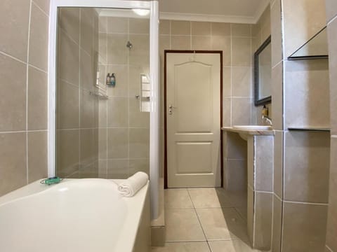 Bar-t-nique Guest House Bed and Breakfast in Western Cape