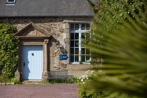 La Metairie-du-Vauhariot - Vue Mer et Mont Saint Michel - Piscine Chauffée - Accès GR34 Bed and Breakfast in Cancale