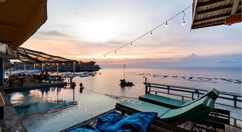 Mushroom Beach Bungalow Hotel in Nusapenida