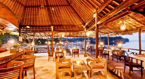 Mushroom Beach Bungalow Hotel in Nusapenida