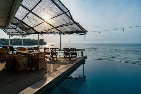 Mushroom Beach Bungalow Hotel in Nusapenida