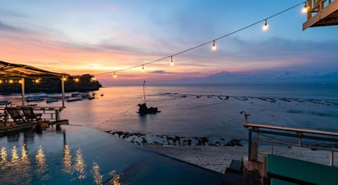 Mushroom Beach Bungalow Hotel in Nusapenida