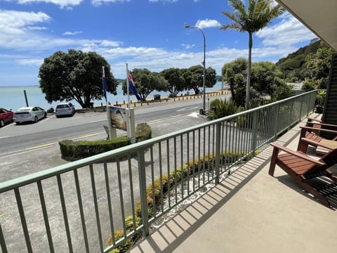 Bay Sands Seafront Studios Motel in Paihia