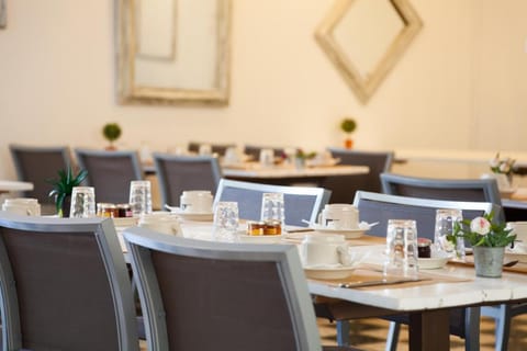 Le Petit Manoir Logis Hotel in Villeneuve-lès-Avignon