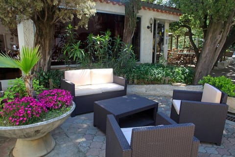 Le Petit Manoir Logis Hotel in Villeneuve-lès-Avignon