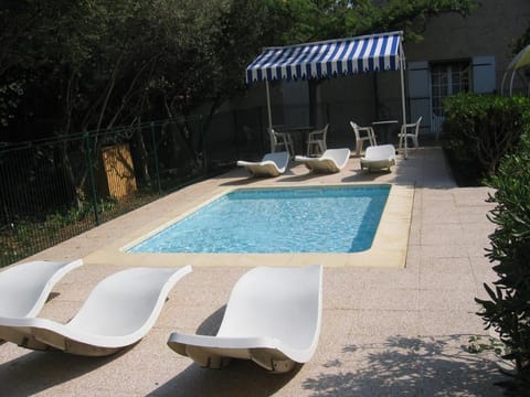 Le Petit Manoir Logis Hotel in Villeneuve-lès-Avignon