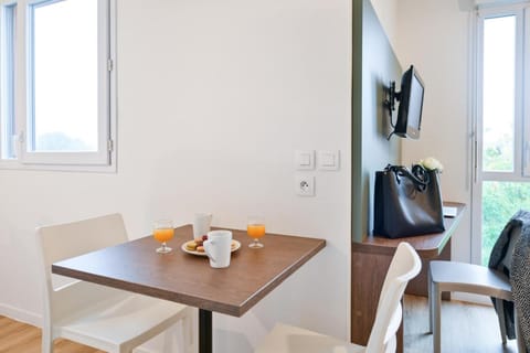 Comfort Aparthotel Versailles, St Cyr l'Ecole Hotel in Île-de-France