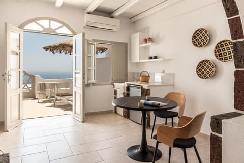 LUKAS Aethereal Living Apartment in Imerovigli