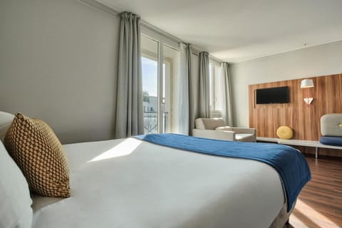 Hotel Atrium Hotel in Suresnes