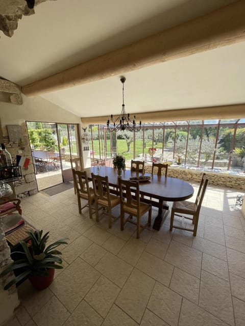 Le Mas Des Chutes Bed and Breakfast in Graveson