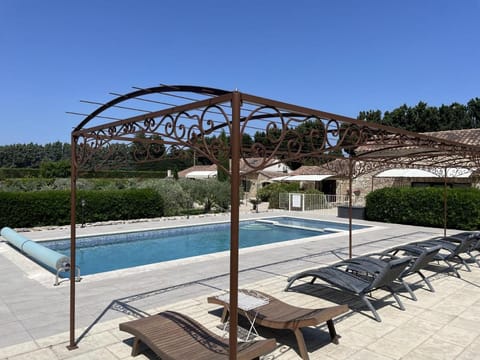 Le Mas Des Chutes Bed and Breakfast in Graveson