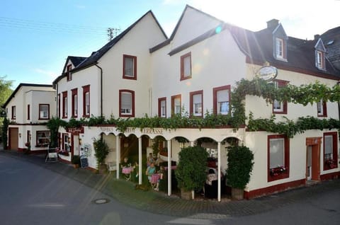 Weinhaus Hotel zum Josefshof Bed and Breakfast in Graach an der Mosel