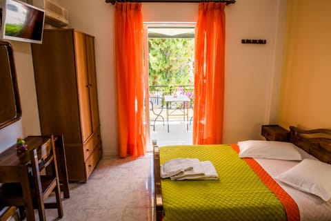 Studio Paul's Apartment in Perissa