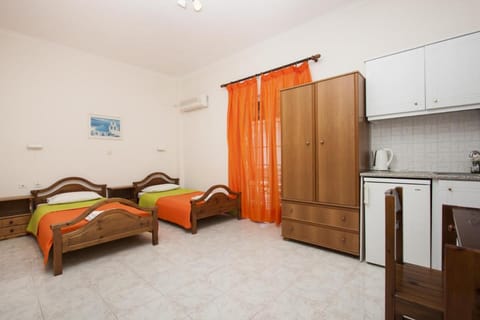 Studio Paul's Apartment in Perissa