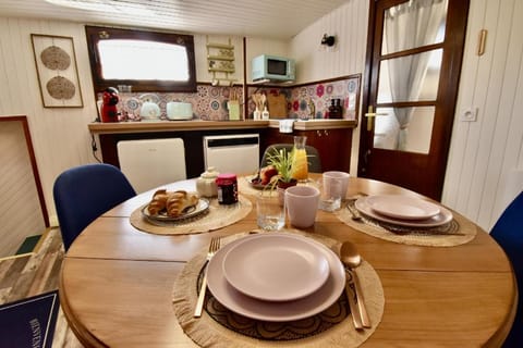 Péniche Le Makara Hotel in Villeneuve-lès-Avignon