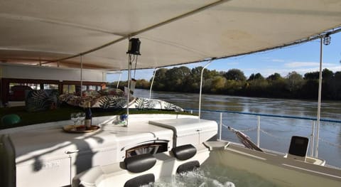 Péniche Le Makara Hotel in Villeneuve-lès-Avignon