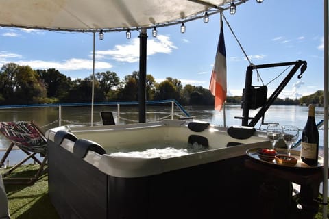 Péniche Le Makara Hotel in Villeneuve-lès-Avignon