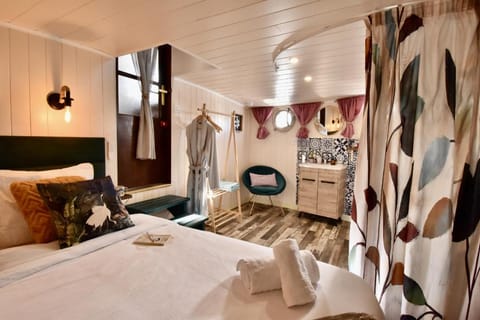 Péniche Le Makara Hotel in Villeneuve-lès-Avignon